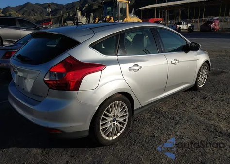 2014 Ford Focus Titanium z USA, uszkodzony, nr VIN 1FADP3N27EL139174